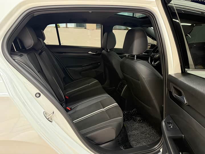 Фото 22 - Volkswagen Golf