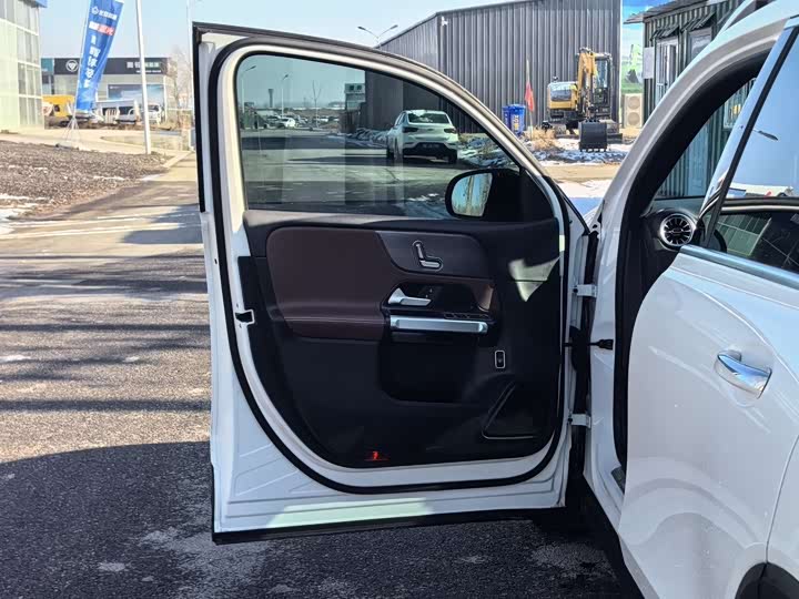 Фото 11 - Mercedes-Benz GLB-Class