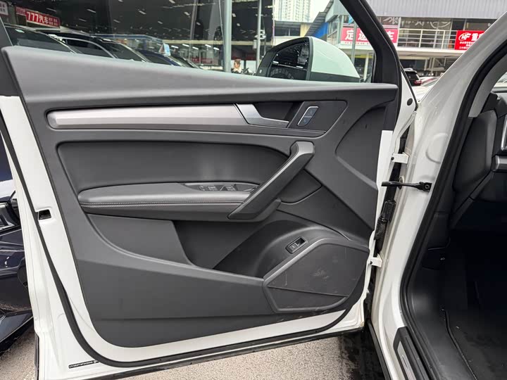 Фото 11 - Audi Q5L