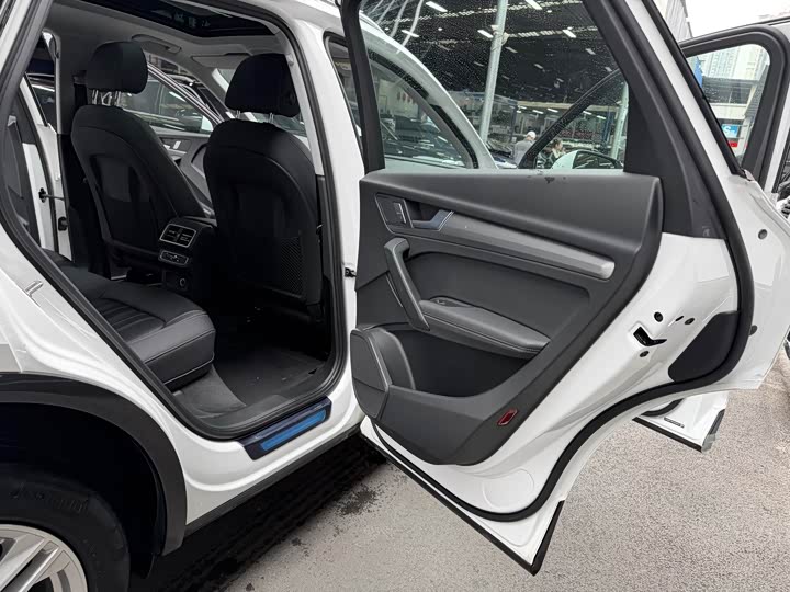 Фото 21 - Audi Q5L