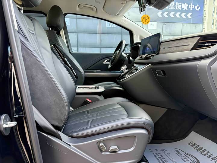 Фото 5 - Hongqi HQ9