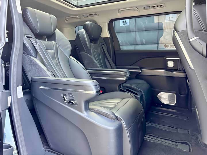 Фото 8 - Hongqi HQ9