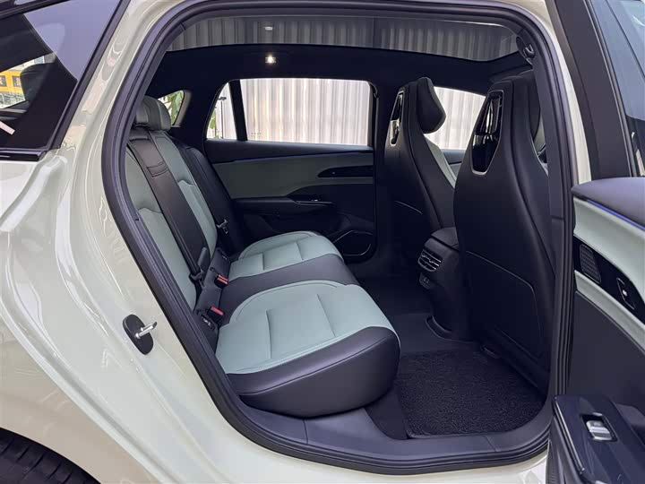 Фото 13 - Hongqi EH7