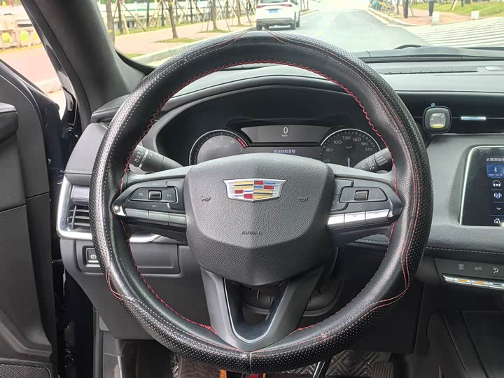 Фото 9 - Cadillac XT4