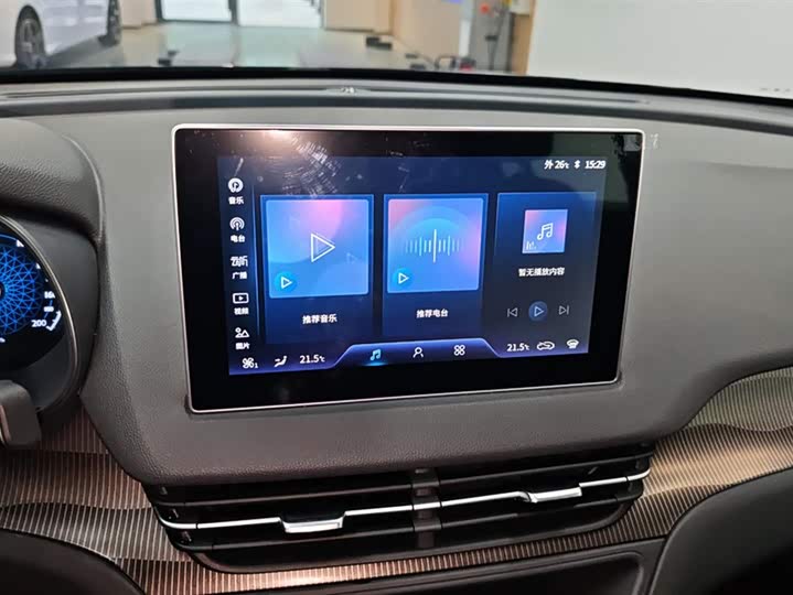 Фото 13 - Hongqi E-QM5