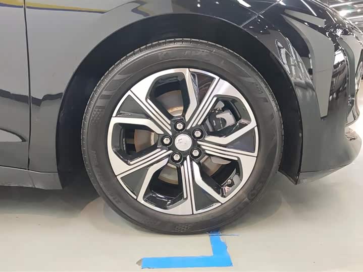 Фото 6 - Hongqi E-QM5