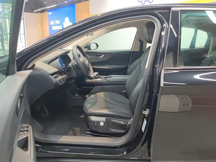 Фото 9 - Hongqi E-QM5