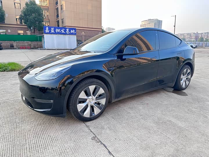 Фото 1 - Tesla Model Y