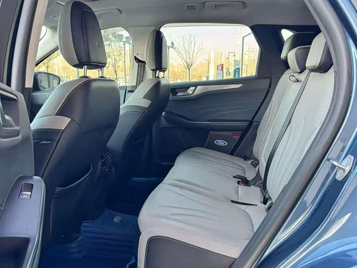 Фото 9 - Ford Escape