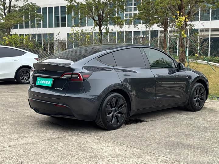 Фото 13 - Tesla Model Y