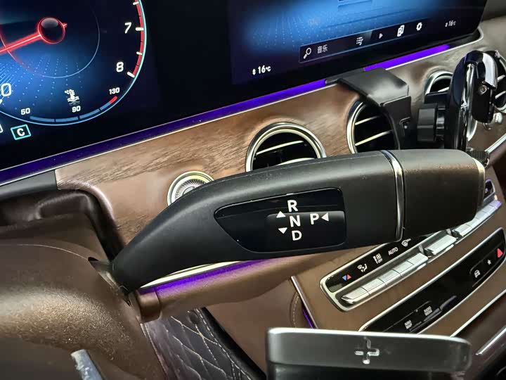 Фото 13 - Mercedes-Benz E-Class