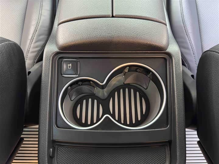 Фото 10 - Mercedes-Benz V-Class