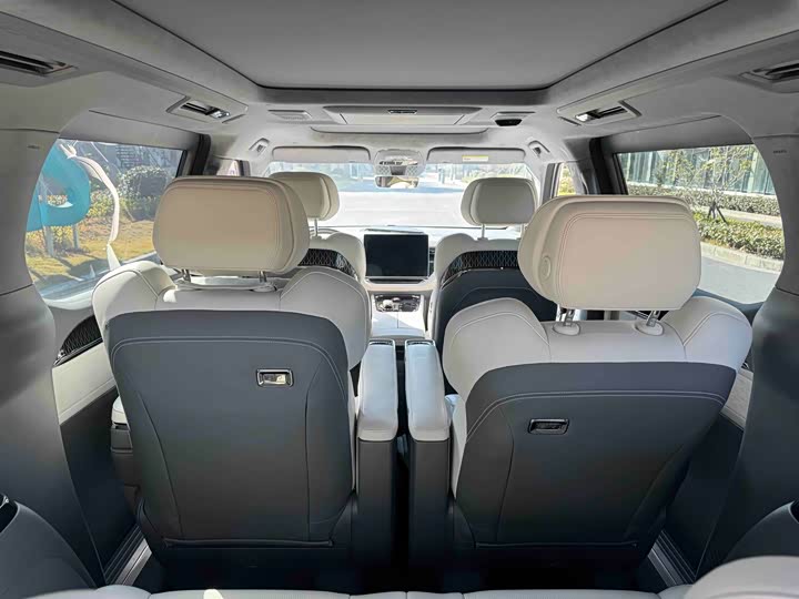 Фото 15 - Zeekr 009