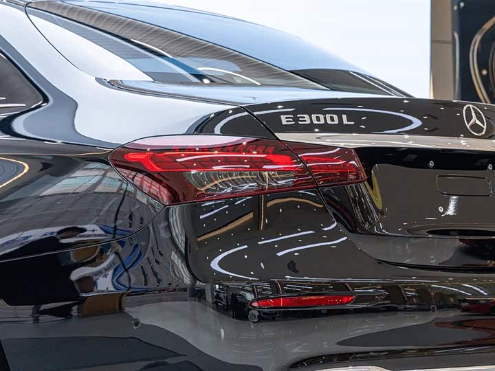 Фото 10 - Mercedes-Benz E-Class