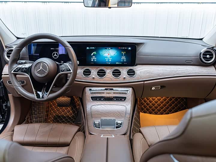 Фото 13 - Mercedes-Benz E-Class