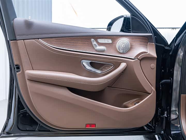 Фото 16 - Mercedes-Benz E-Class