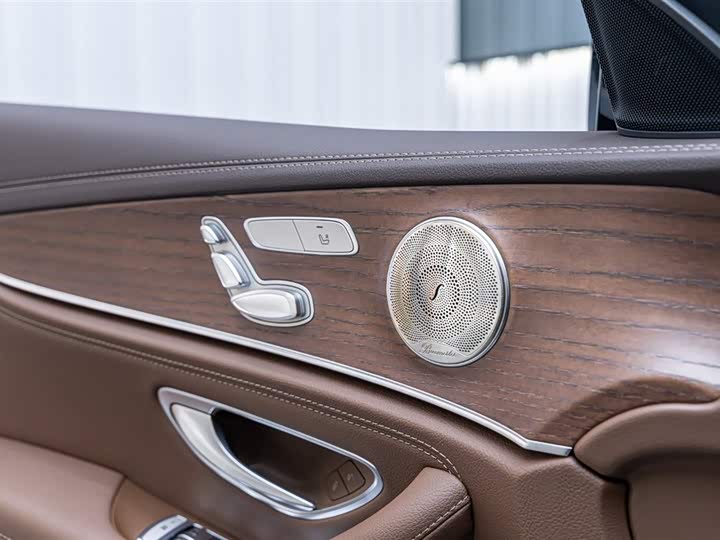 Фото 17 - Mercedes-Benz E-Class