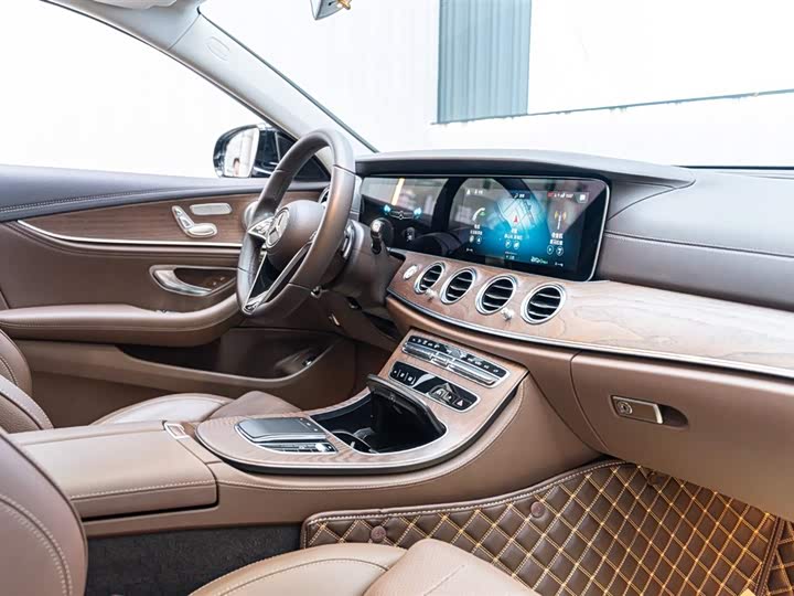 Фото 20 - Mercedes-Benz E-Class