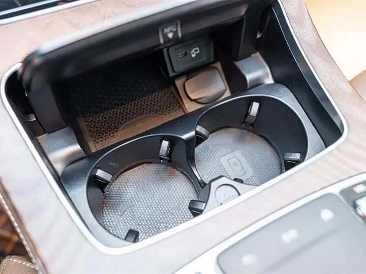 Фото 23 - Mercedes-Benz E-Class