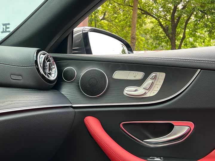 Фото 17 - Mercedes-Benz E-Class