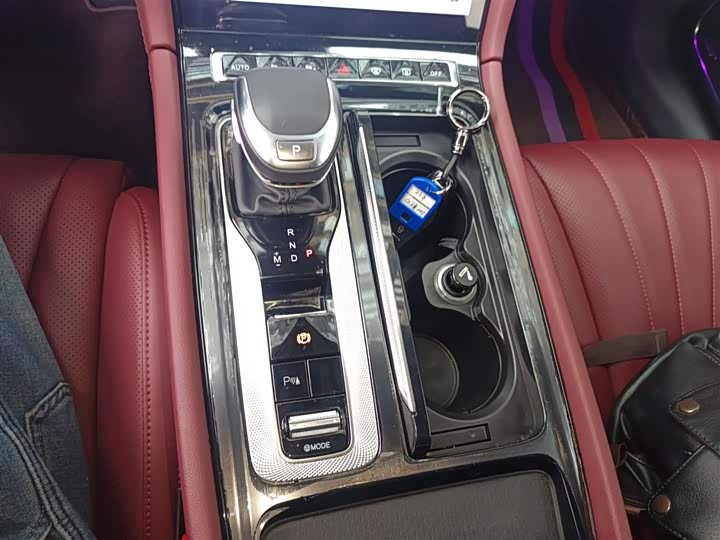 Фото 14 - Hongqi H5