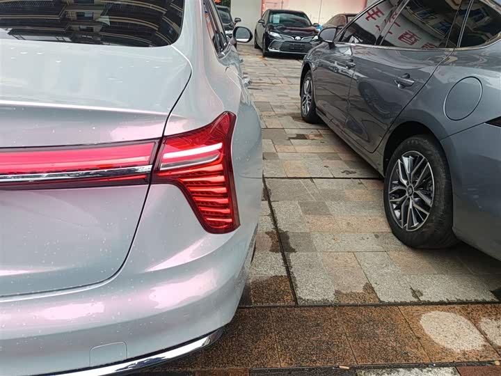 Фото 8 - Hongqi H5