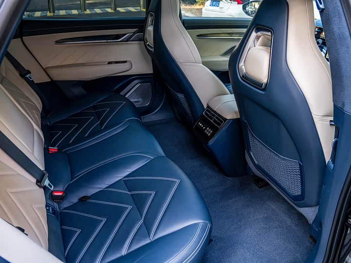 Фото 11 - Zeekr 001