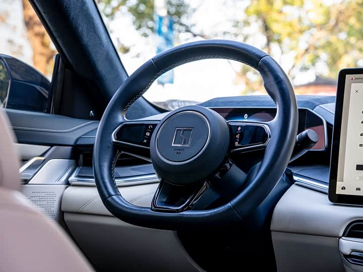 Фото 12 - Zeekr 001