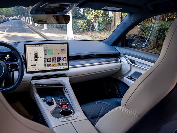 Фото 14 - Zeekr 001