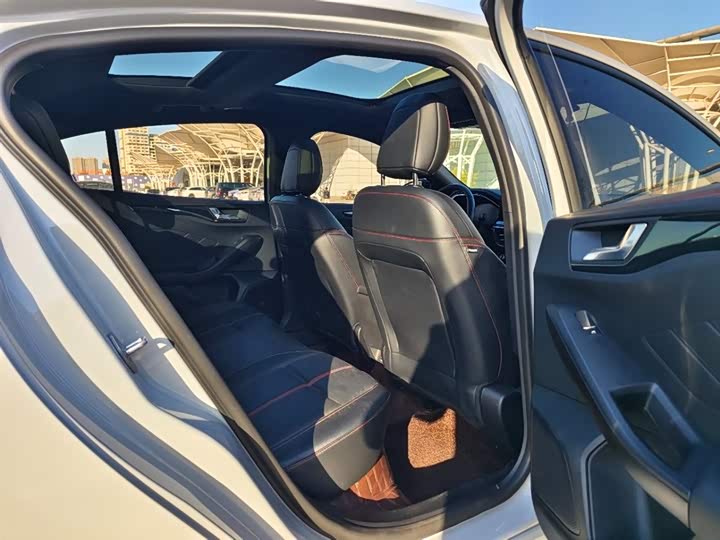 Фото 15 - Ford Focus