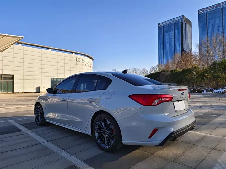 Фото 24 - Ford Focus