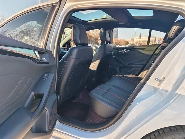 Фото 7 - Ford Focus