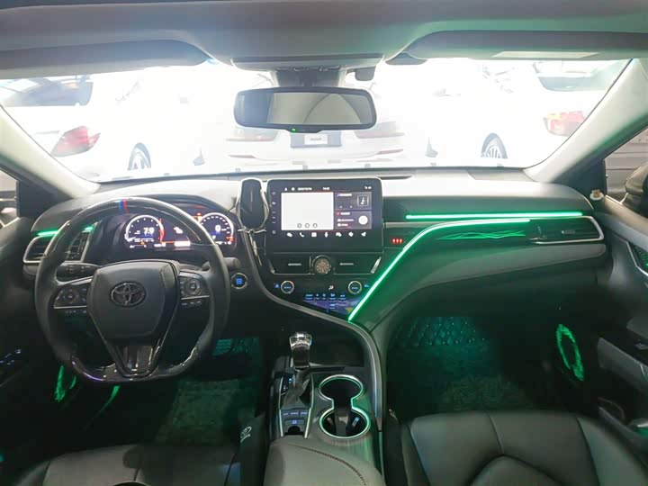 Фото 10 - Toyota Camry