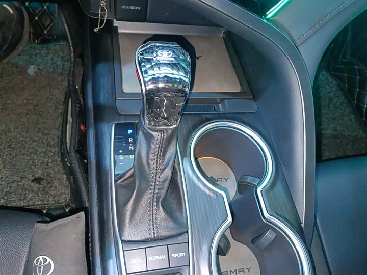 Фото 14 - Toyota Camry