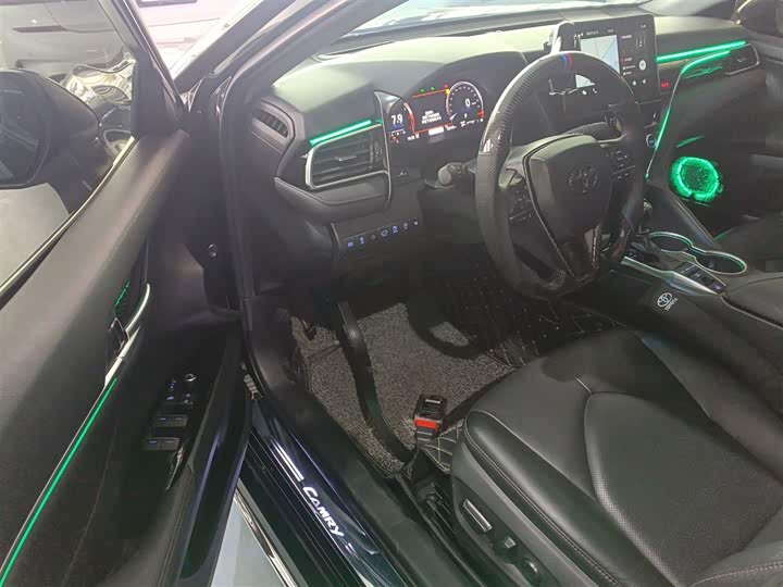 Фото 16 - Toyota Camry