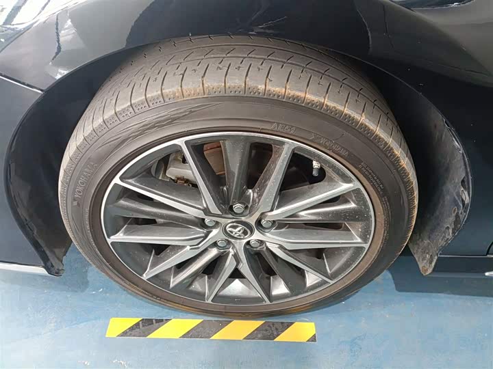 Фото 23 - Toyota Camry