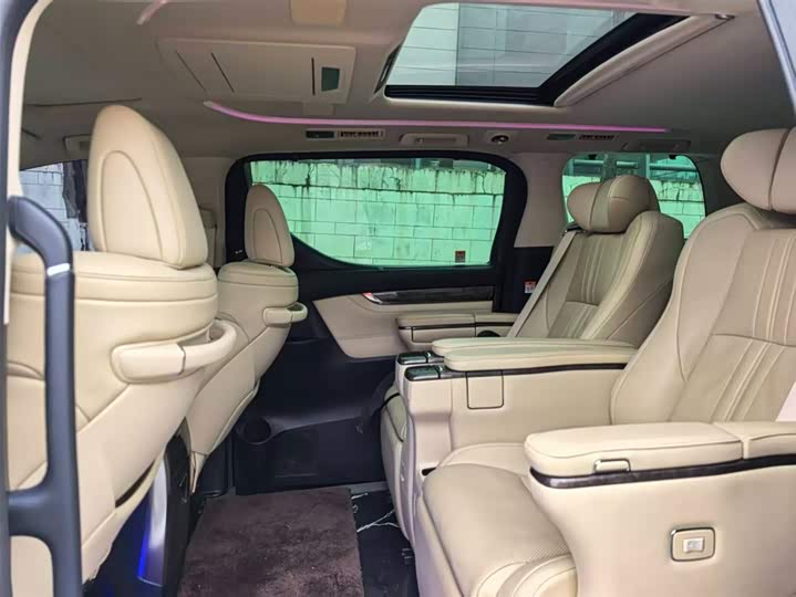 Фото 8 - Toyota Alphard