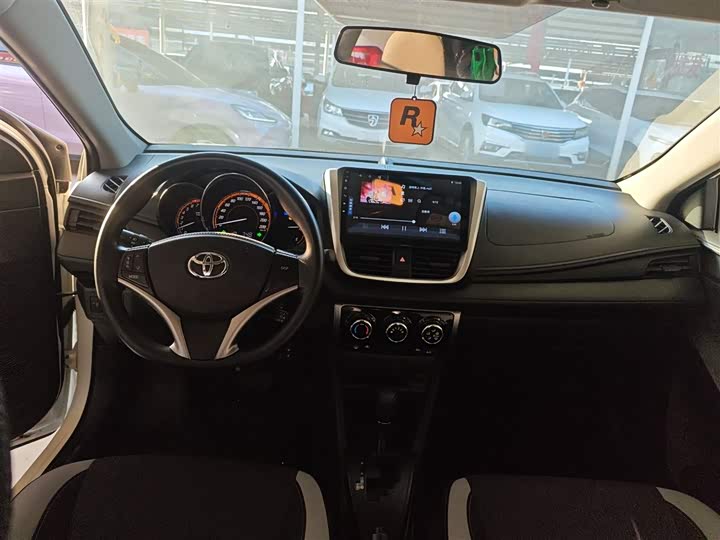 Фото 10 - Toyota Yaris L Hatchback