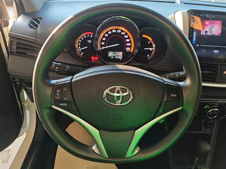 Фото 11 - Toyota Yaris L Hatchback