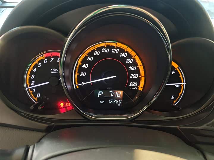 Фото 12 - Toyota Yaris L Hatchback