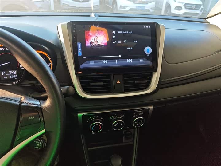 Фото 13 - Toyota Yaris L Hatchback