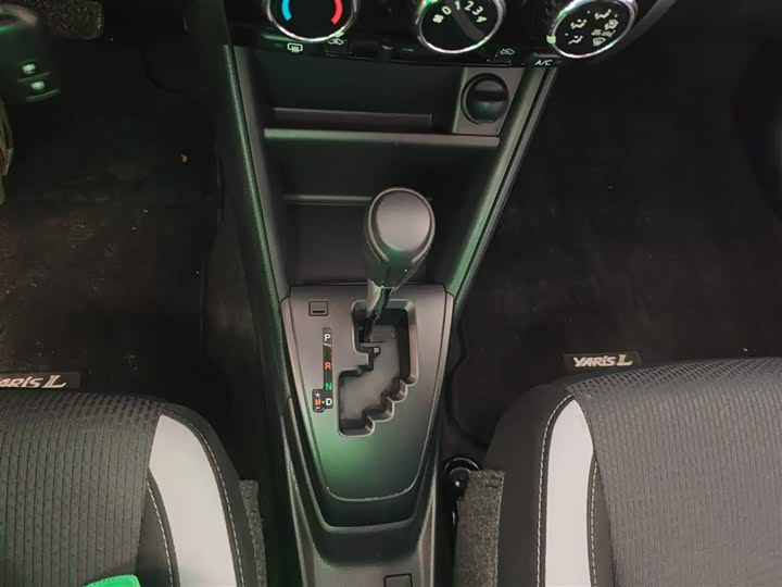 Фото 14 - Toyota Yaris L Hatchback