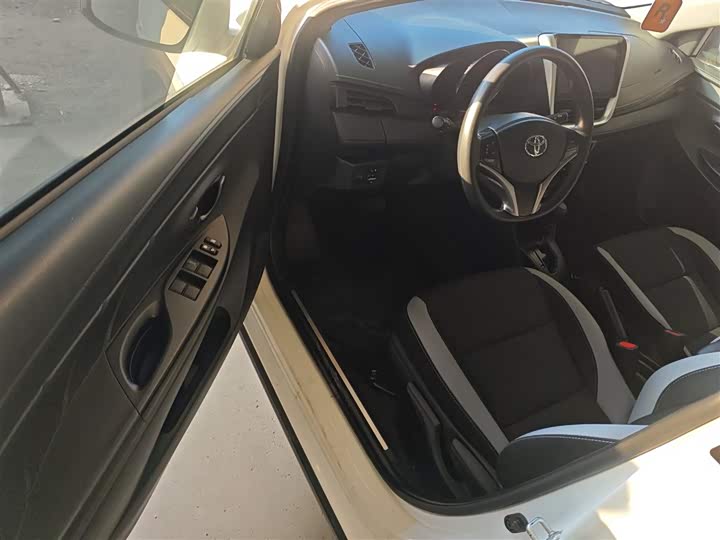 Фото 16 - Toyota Yaris L Hatchback