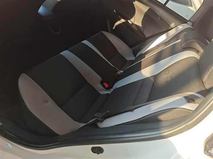 Фото 17 - Toyota Yaris L Hatchback