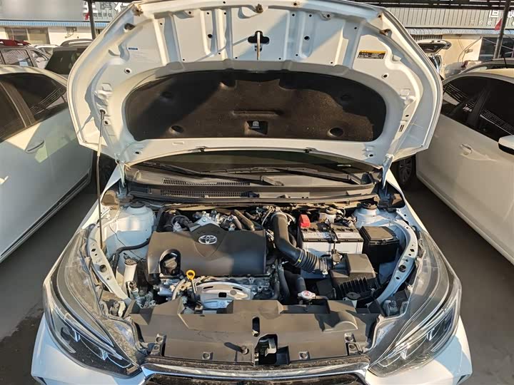 Фото 20 - Toyota Yaris L Hatchback