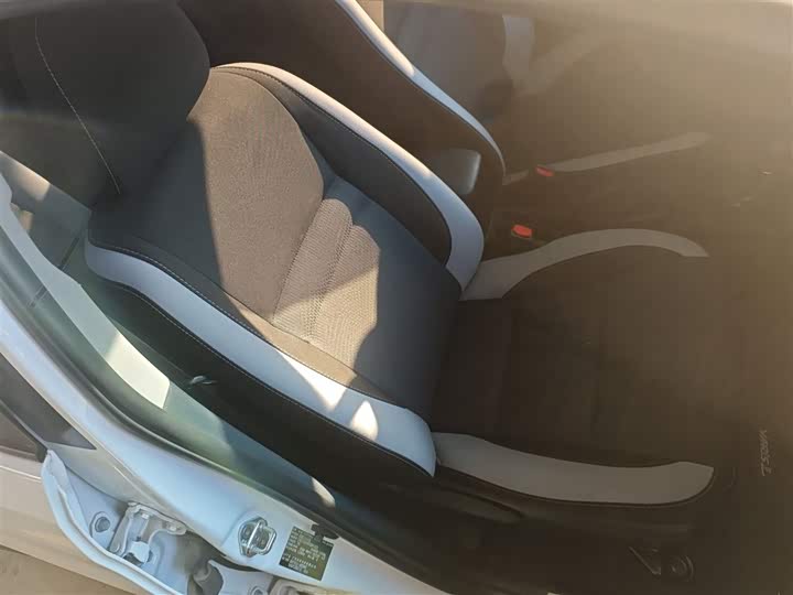 Фото 25 - Toyota Yaris L Hatchback