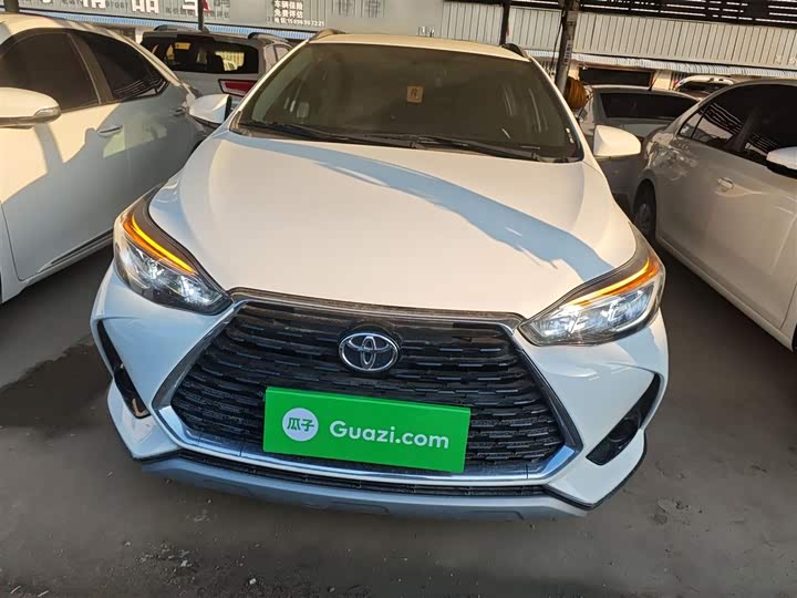 Фото 3 - Toyota Yaris L Hatchback