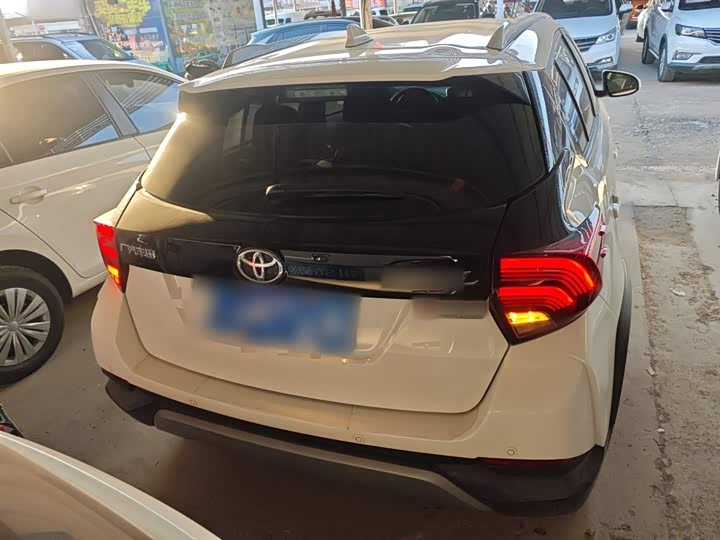 Фото 6 - Toyota Yaris L Hatchback