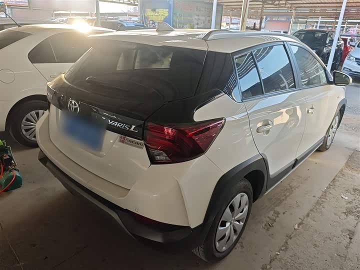 Фото 7 - Toyota Yaris L Hatchback