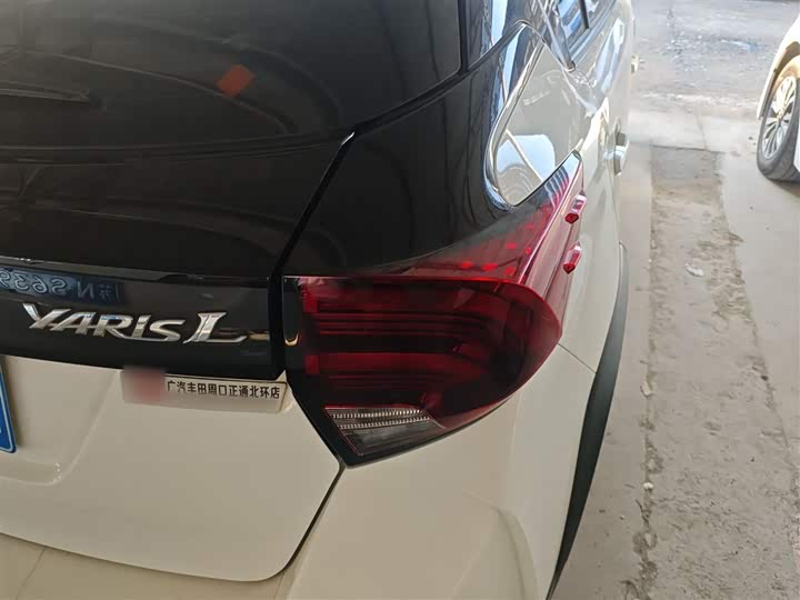 Фото 8 - Toyota Yaris L Hatchback